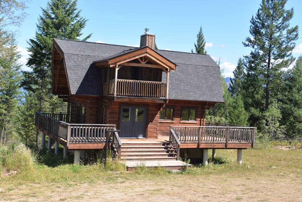 Best Cozy log cabin in the Rockies! Chalets for Rent in Invermere
