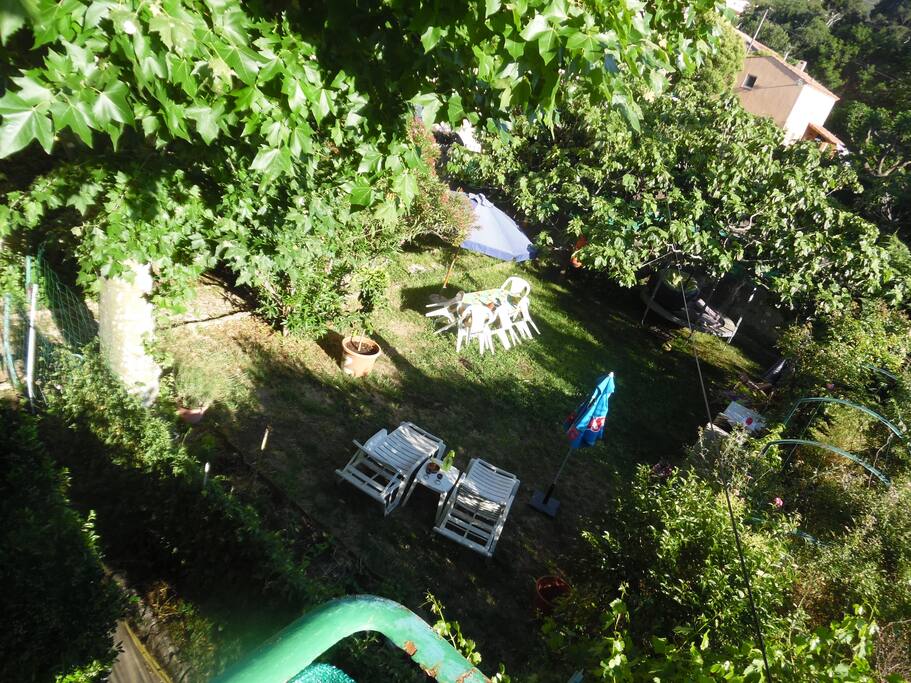 Au rez de chaussez jardin privatif expo plein sud composé d'un barbecue, un salon de jardin, plusieurs transats, trois parasols, un trampoline, un saxe de boxe, un potager (fraise framboise tomate salade radis à disposition)