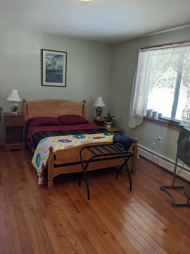 Krevat Tempur-Pedic me madhësi të plotë.