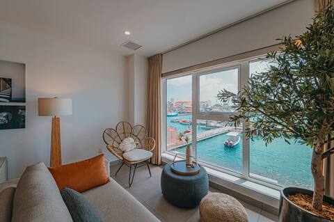 Luxurious Harbour View Condo, sleeps 8