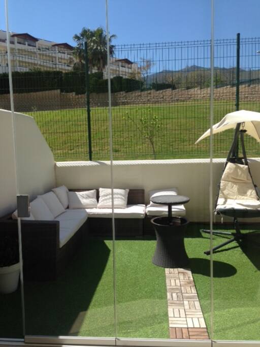 Cerramiento con cortinas de cristal, climatiza y asegura la vivienda