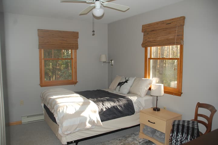 #3 Chumba cha kulala, kabati. Kitanda kamili, kabati na feni ya dari.