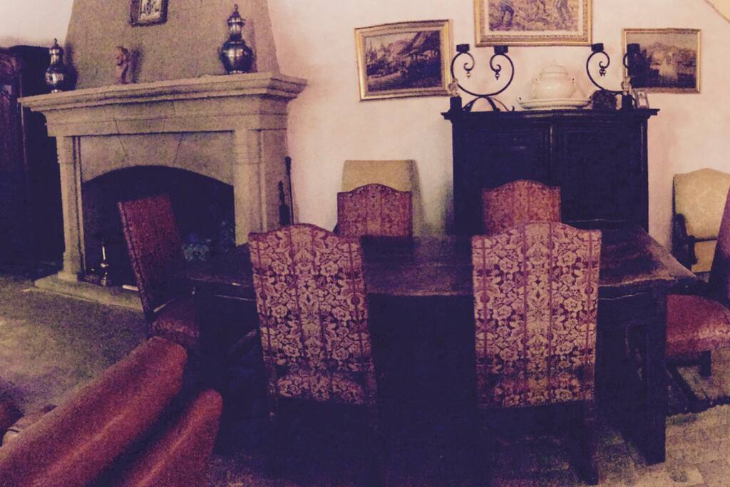 Vaste salon authentique et chaleureux (avec cheminée et salle à manger)