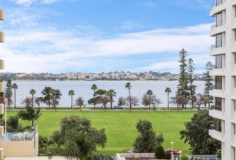 Captivating River View in 3 bedroom CBD apartment!