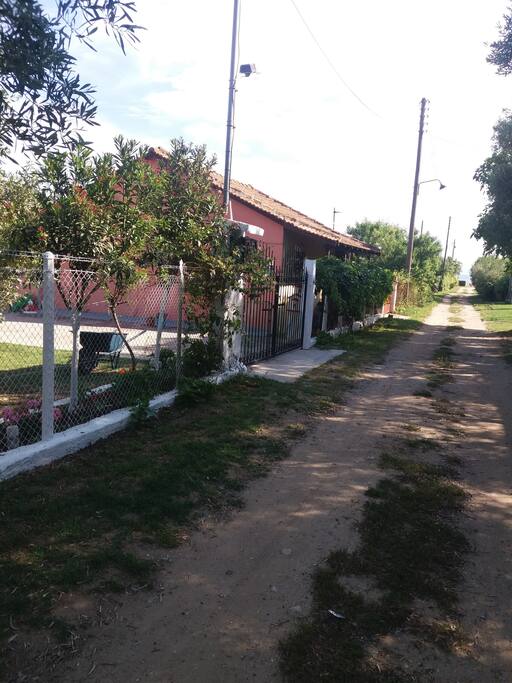 Η είσοδος του σπιτιού και η θάλασσα στο τέλος του δρόμου.
The entrance of the house. You can see the beach in the end of the road.
