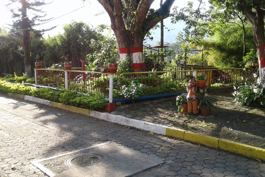 Frente al jardín