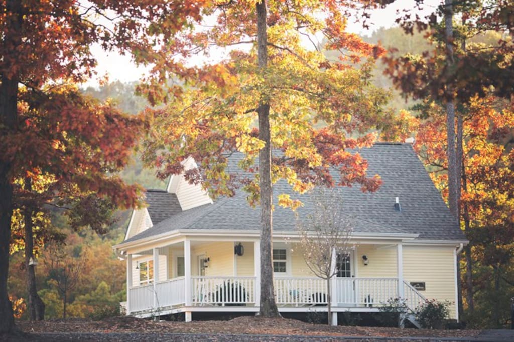 Farmhouse Cottage Rental with fall foliage and mountain views