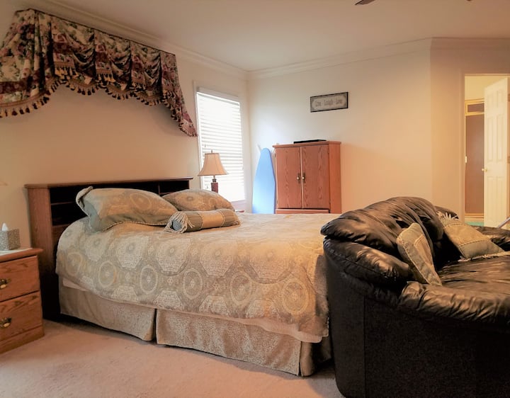 (Long-Term) Affordable Suite with Private Entrance