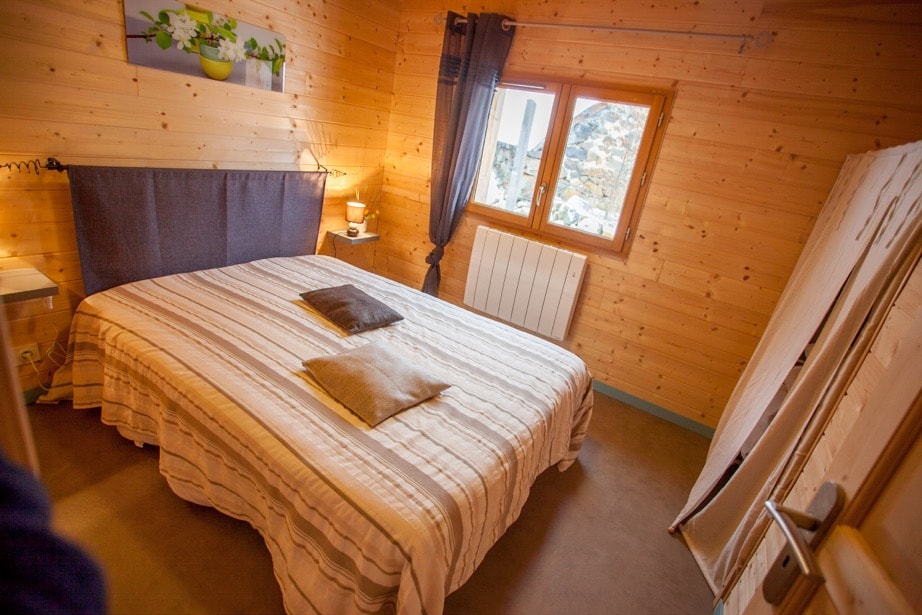 חדר עם מיטה זוגית