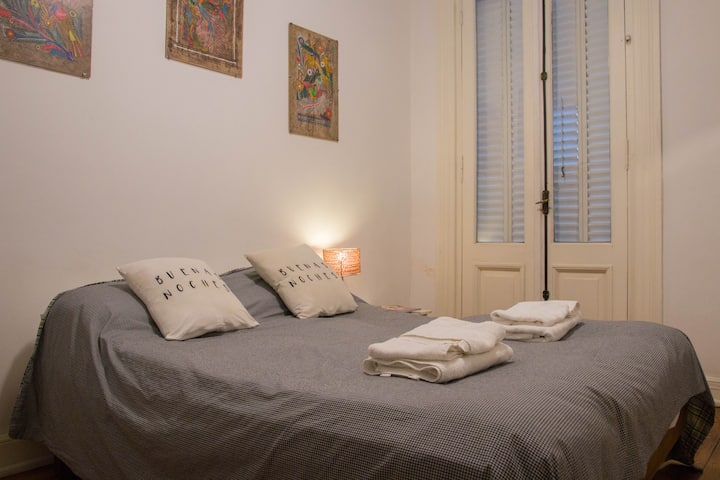 Спална соба со двоен кревет со балкон/  соба со двоен кревет и балкон