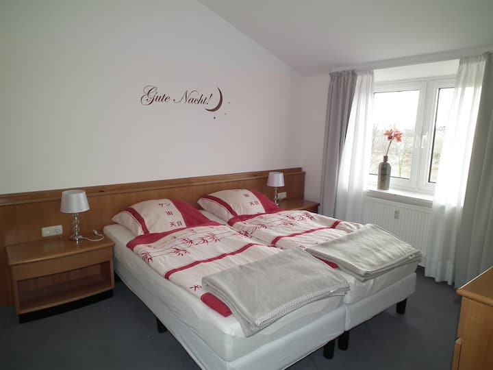 חדר שינה 2 עם שפע של מקום אחסון ונוף לים