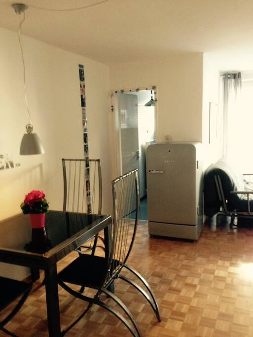 Esszimmer mit ausklappbarem Tisch und vier Stühlen