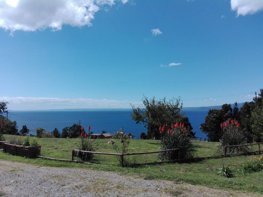 Nuestros jardines con las aguas del lago