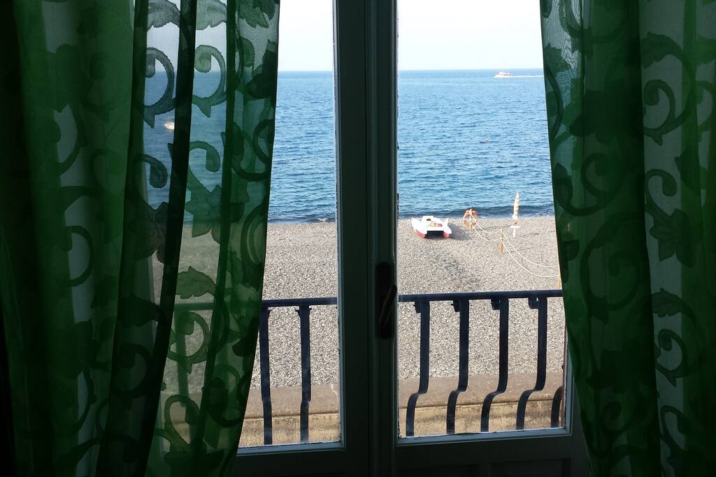 veduta sulla spiaggia dal balcone camera da letto matrimoniale