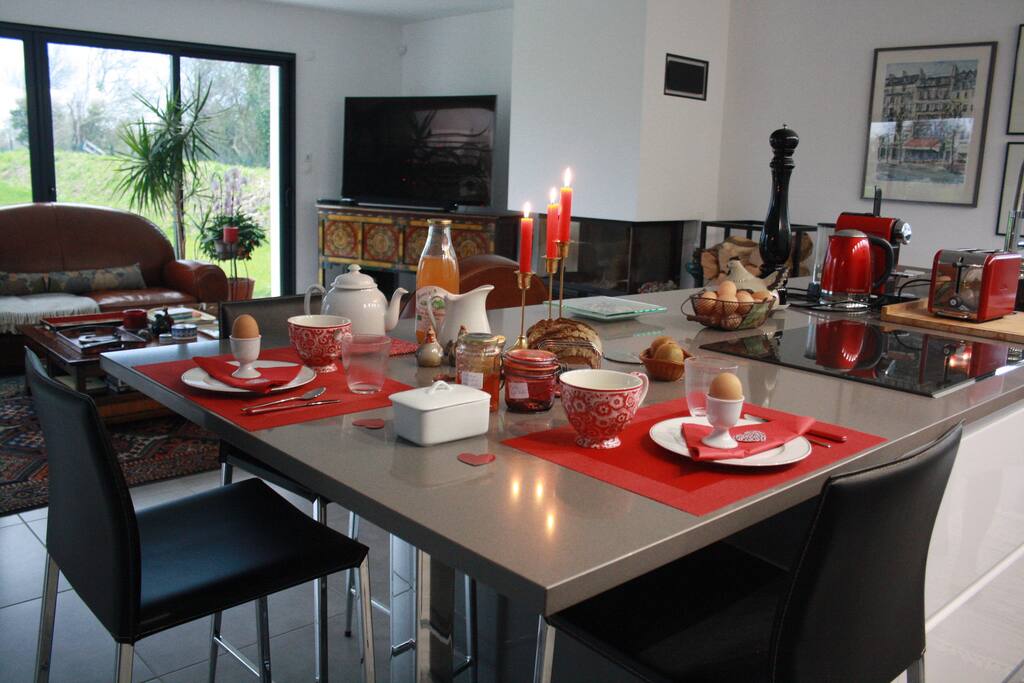 Le petit déjeuner savoureux servi en terrasse ou à l'intérieur