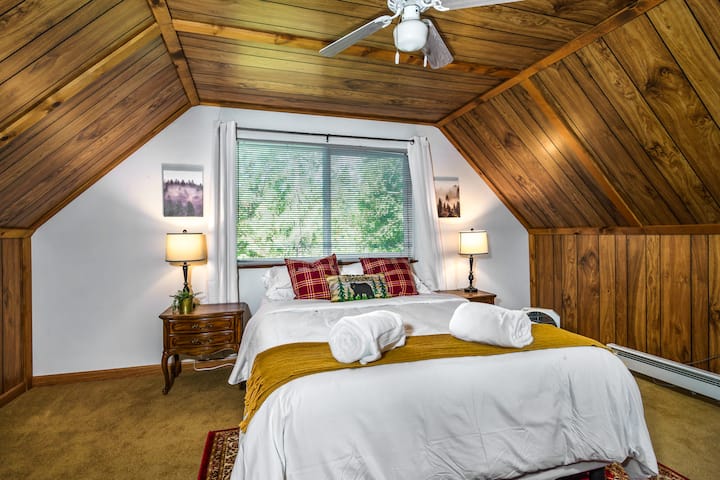 Spálňa na hornom poschodí má zbrusu novú a pohodlnú manželskú posteľ. Má dostatok priestoru v skrini a zásuvkách. Lampy sú vybavené portom USB na nabíjanie telefónu alebo mobilného zariadenia. Pre vaše pohodlie sú v skrini aj stojany na batožinu a vešiaky.