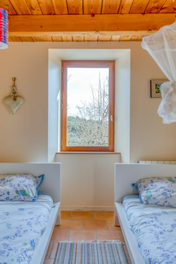 Chambre 2 avec 2 lits de 90x200 cm et matelas antiallergènes