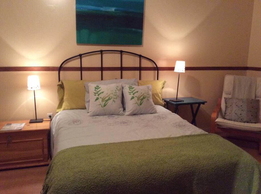 Grande chambre. Lit double + un matelas simple au besoin.