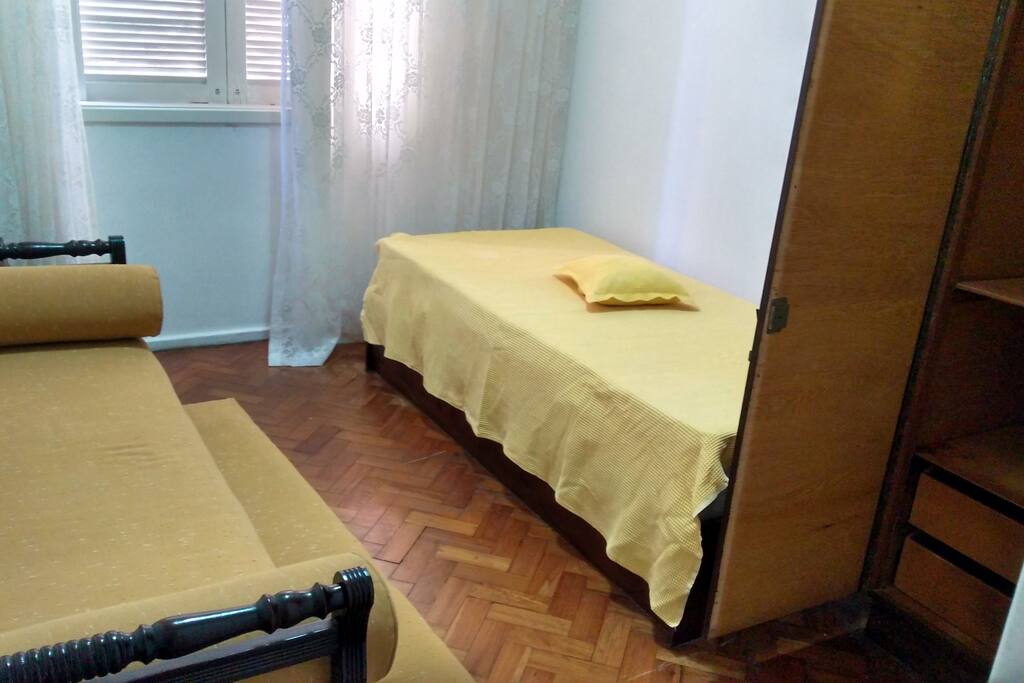 QUARTO COM 3 CAMAS DE SOLTEIRO E ARMÁRIO