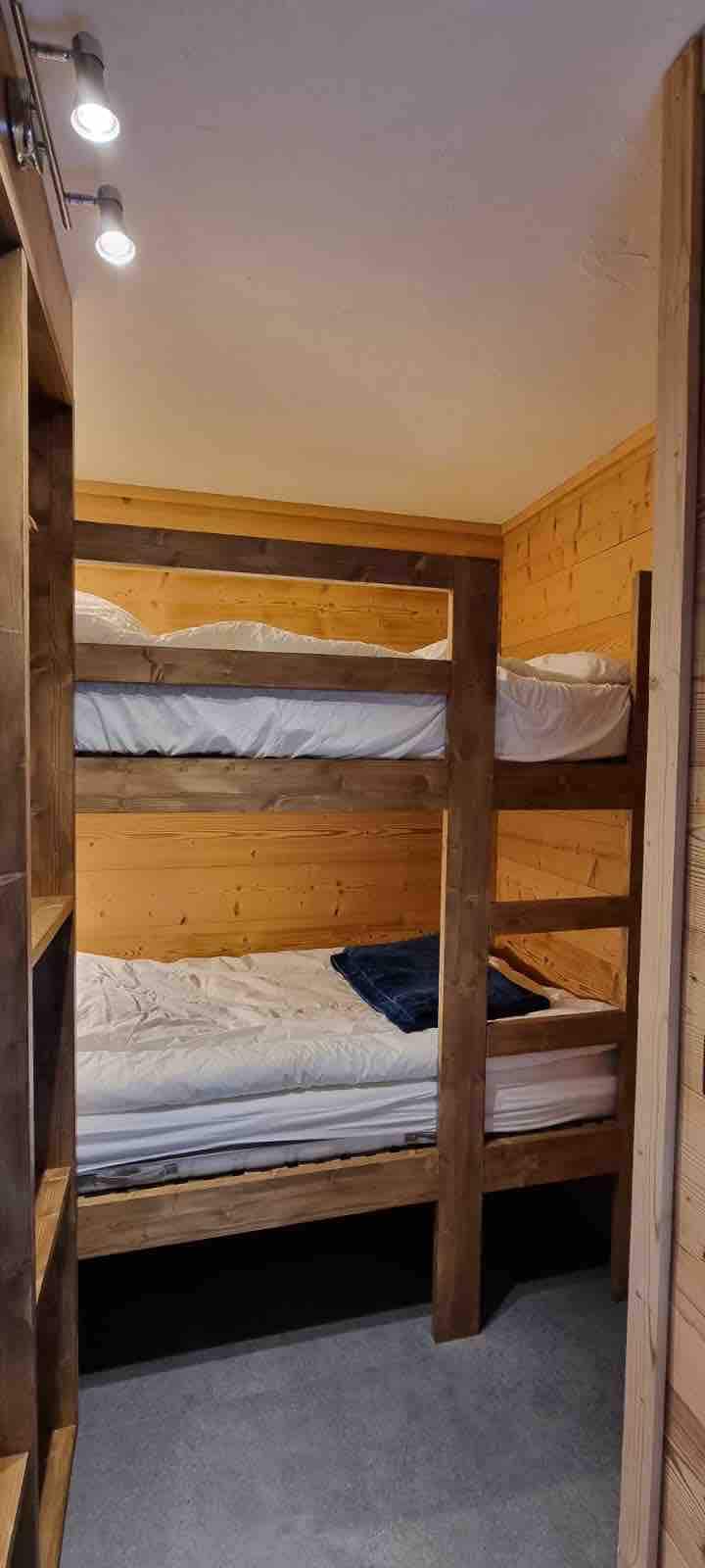 ห้องอิสระพร้อมประตูบานเกล็ด
เตียง 90x200 สองเตียงพร้อมผ้านวม