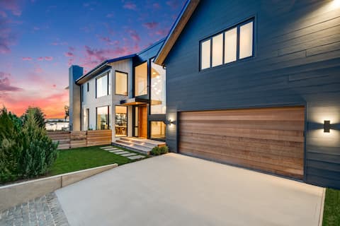 Contemporary Waterfront Paradise