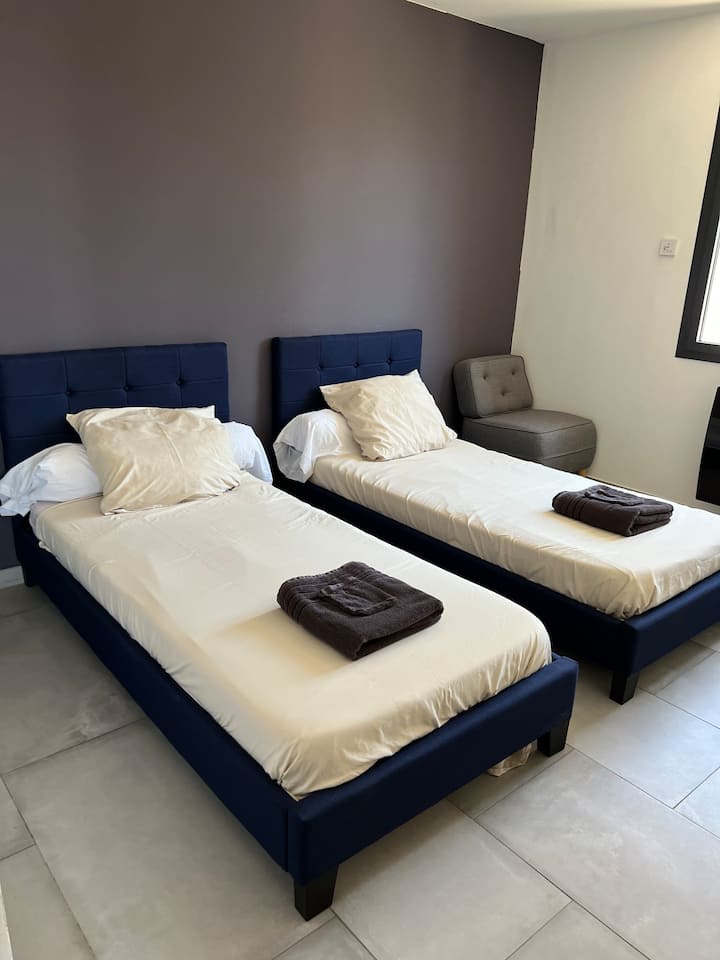 Chumba cha kulala 3 : 2 vitanda moja