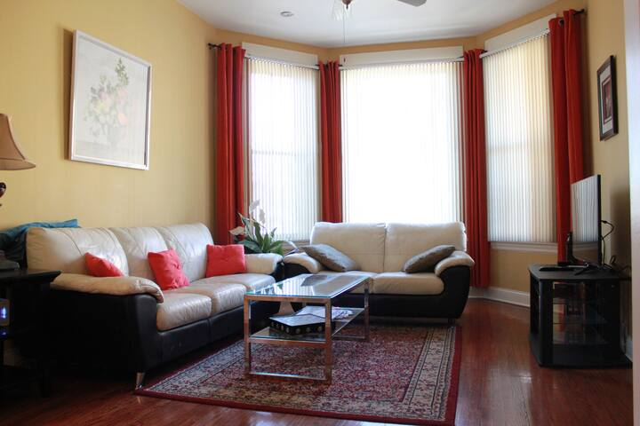 Spacious 5-BR home next to transit! Great area! gallery image 3