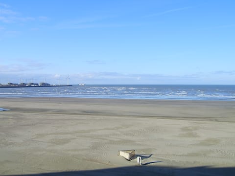 Successful Airbnb property: Apartment on the sea dike with beautiful sea views in Knokke Heist