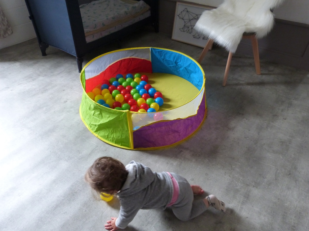 Spacieuse,cette chambre accueille avec aise le lit parapluie et la piscine à balles  