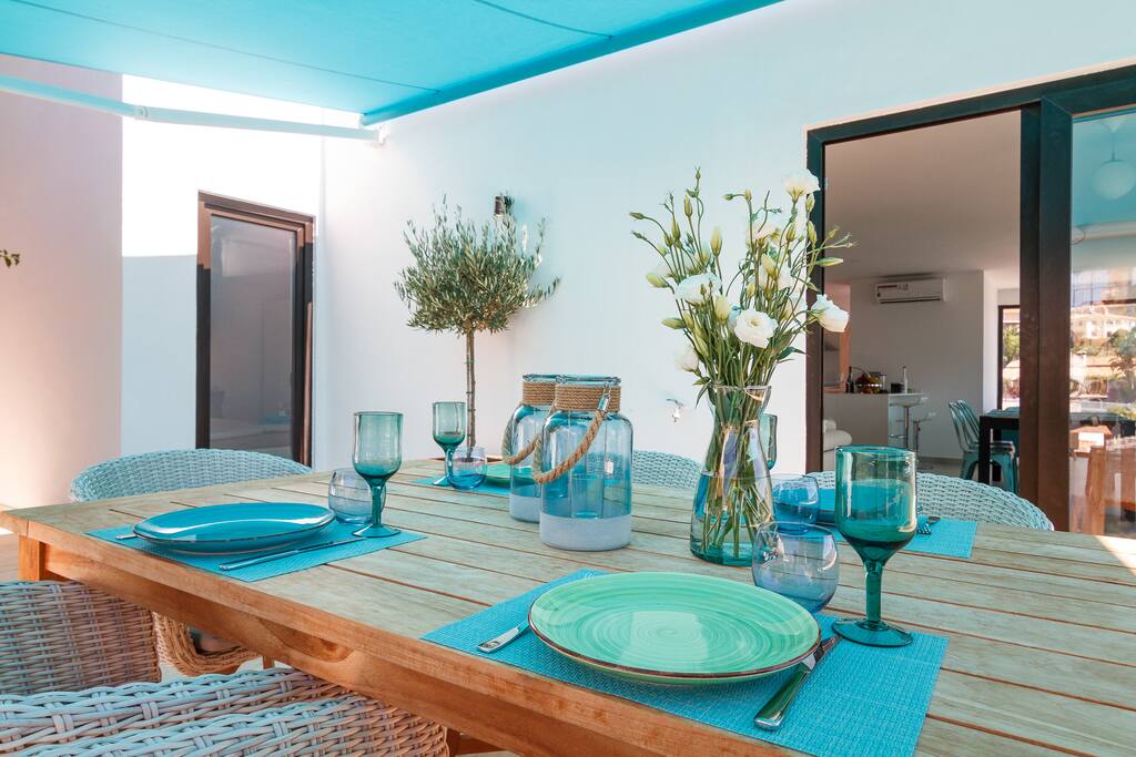 The amazing outside area with Weber Bbq