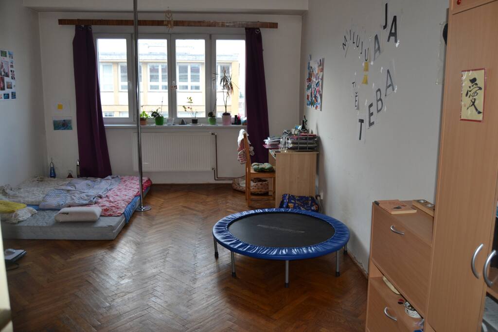 You can use the sporting equipment: Pole, trampoline, rack, shake-weight