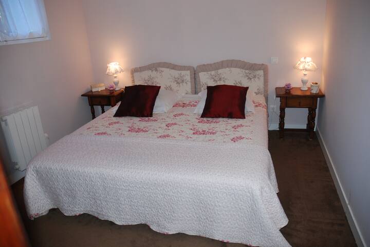 Bedroom with a 180 cm x 200 cm bed