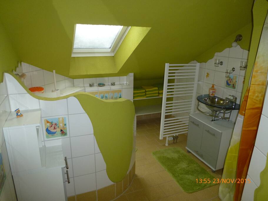 Bad - liebevoll hergerichtet - mit Toilette und Dusche