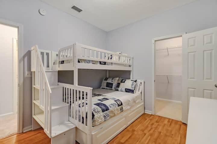 Dormitorio 2 con cama tamaño queen sobre una litera completa.