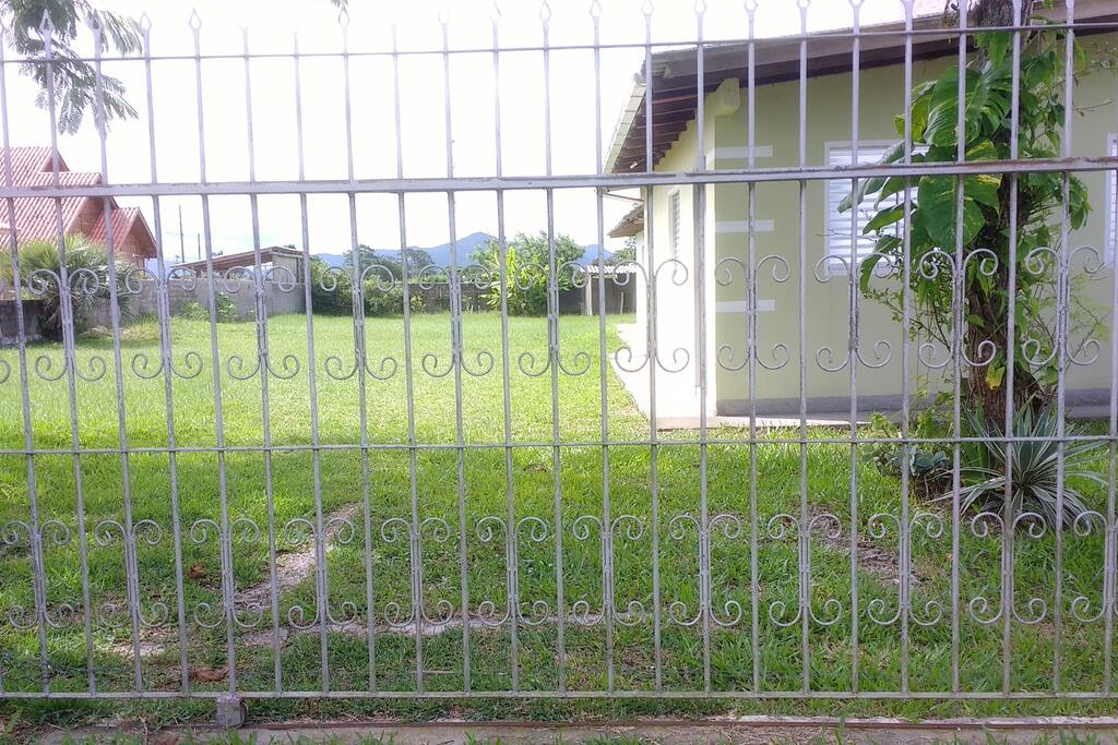 Terreno todo murado e com portão de correr.