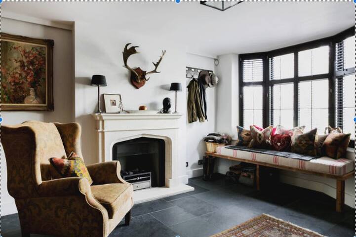 The Gothic Cottage, Barnes gallery image 2