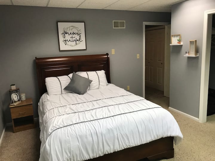 A queen size bed with lots of extra blankets available. Also in our closet we have a fan for those who need one to sleep, or a small heater if you like it extra warm at night. 