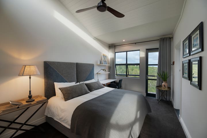 2号卧室，配备加大双人床和独立阳台