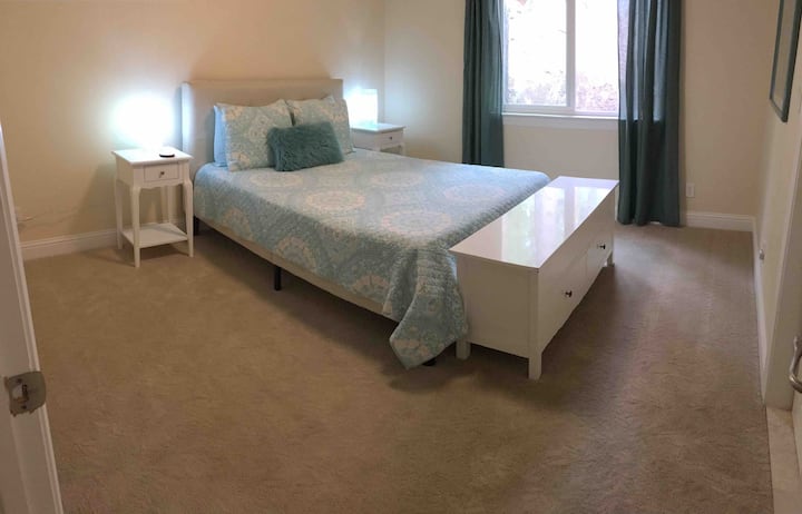 Queensize bed, 2e verdieping 