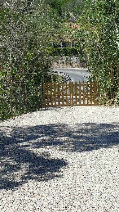 Strada di accesso privata con cancello