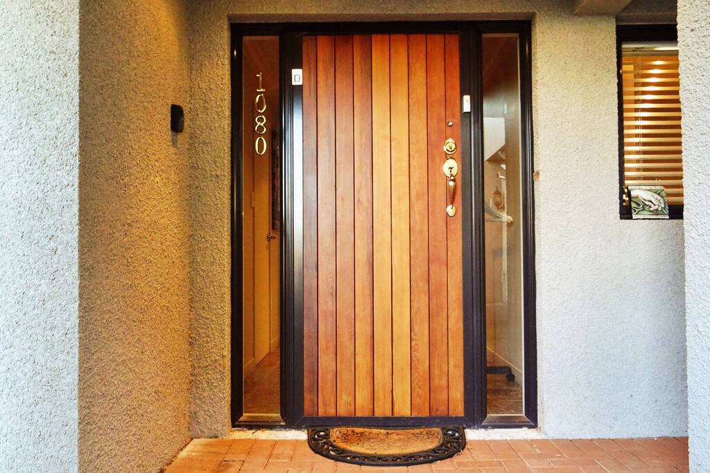 Private entrance with built-in Garage