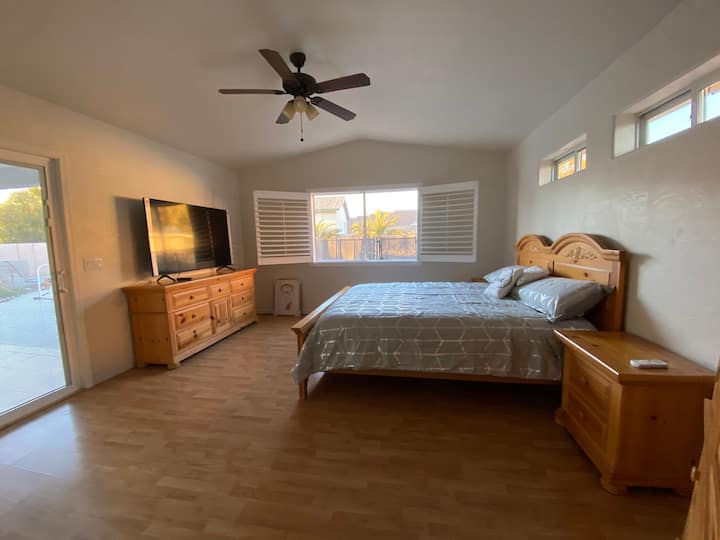 ห้องนอนส่วนตัวพร้อมเตียงคิงไซส์ห้องนั่งเล่นพร้อมทีวีขนาด 24 นิ้วตู้เสื้อผ้าคู่โซฟาและเก้าอี้นอนห้องน้ำและประตูส่วนตัวไปยังลาน/พื้นที่สระว่ายน้ำสมาร์ททีวีขนาด 65 ”พัดลมเพดานหน้าต่างขนาดใหญ่พร้อมบานประตูหน้าต่างสำหรับความเป็นส่วนตัวเต็มรูปแบบ 