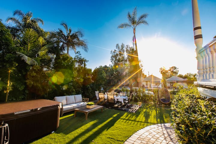 STUNNING MANSION THE BEST LOCATION & AMENITIES gallery image 2