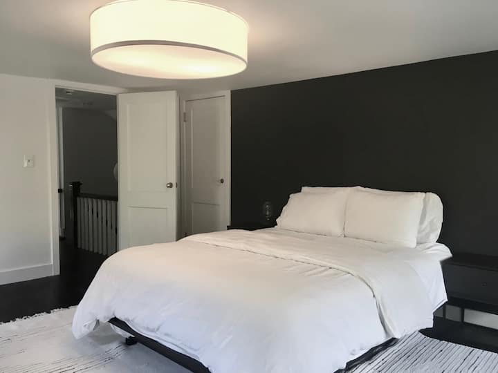 Chambre avec lit Queen Size au 2e étage.