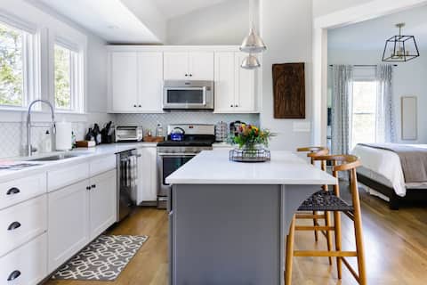 Explore 12 South from a Beautiful Carriage House