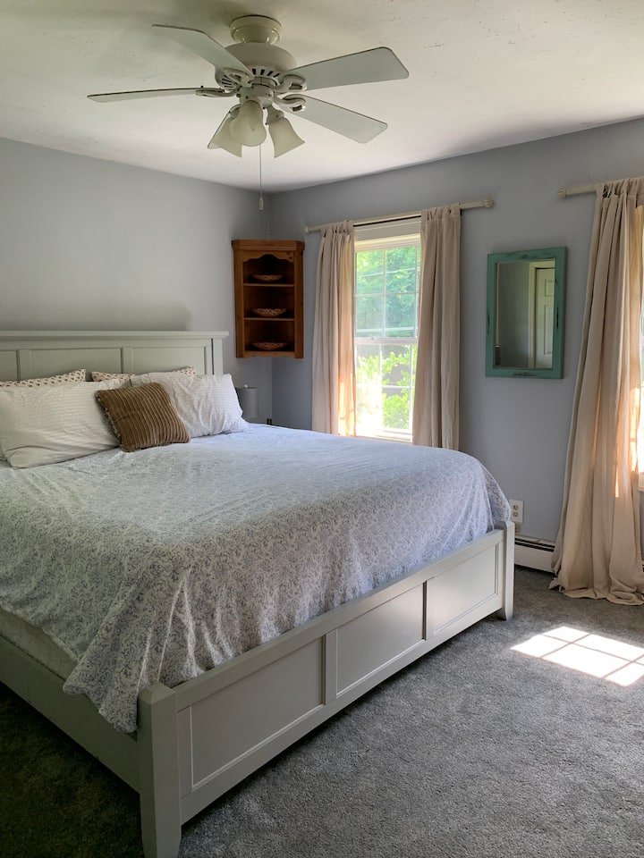 ห้องนอนใหญ่พร้อมห้องน้ำส่วนตัว เตียงคิงไซส์ตู้เสื้อผ้าและตู้เสื้อผ้า 2 ตู้ 