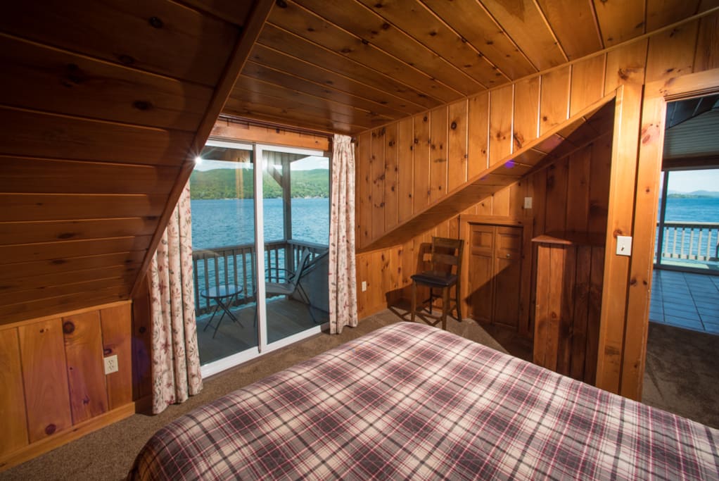 first bedroom (1 Queen)