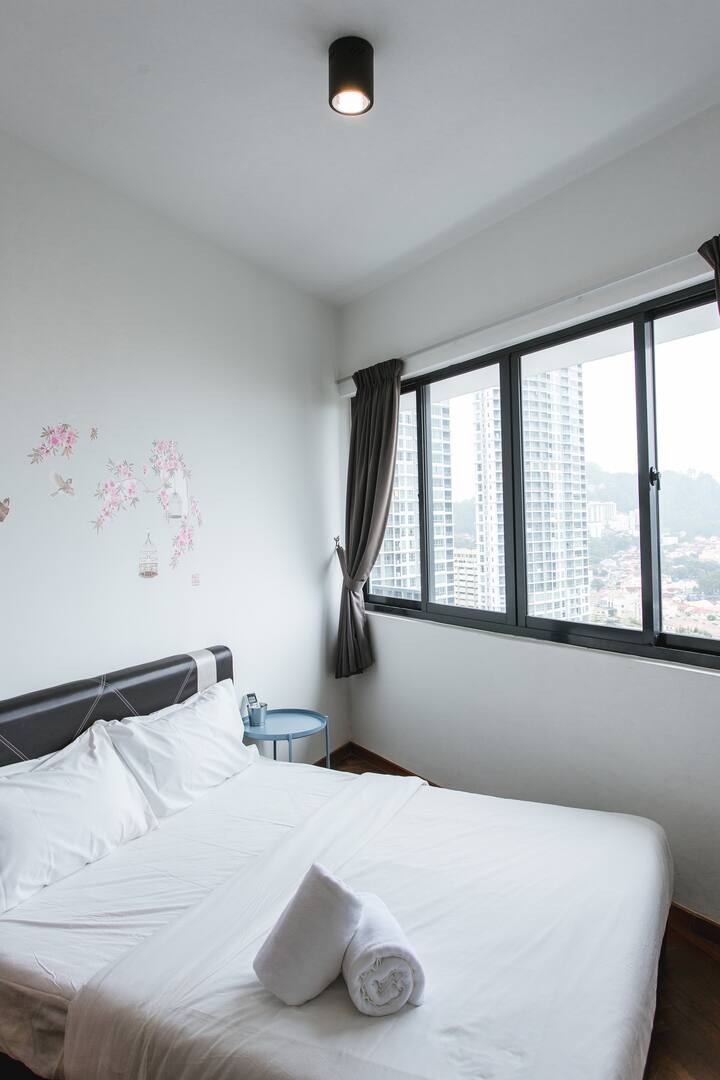 第2间卧室，可欣赏山景和侧海景。