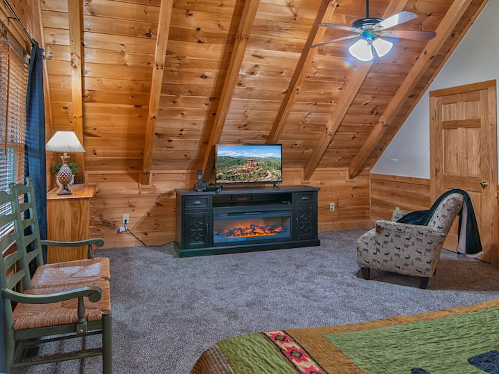 طابق علوي مقبب مع سرير بمقاس كينج ومدفأة كهربائية وحمام كامل خاص