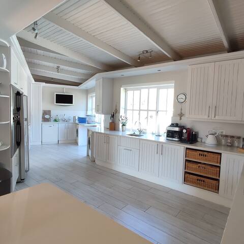 Spacious family home, Houtbay gallery image 5